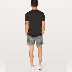 🍋Men’s Lululemon Channel Cross Short 7"
Carbon Mist White Graphite Grey Size L🍋